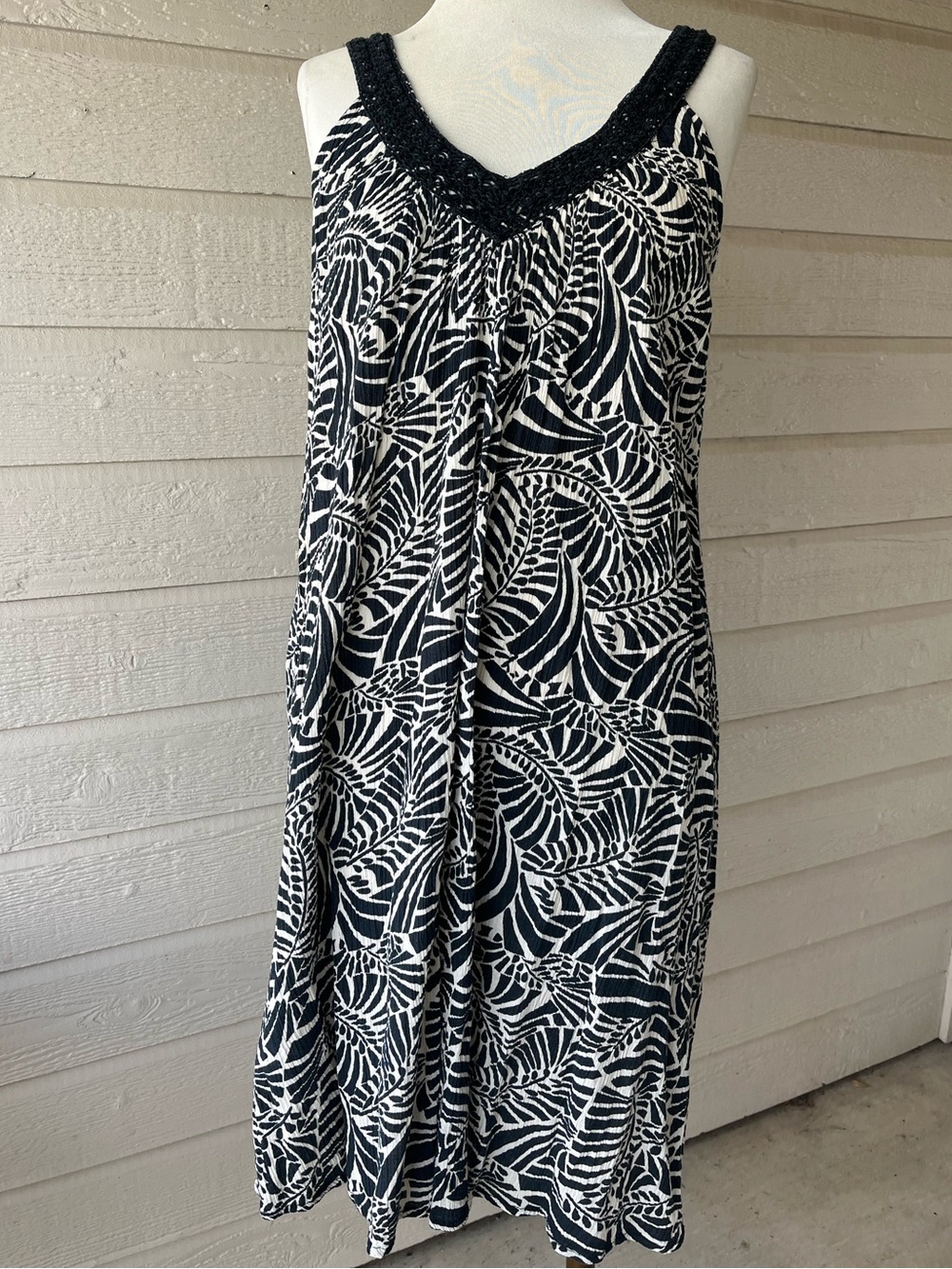 Vintage PHASES Black & White Printed V-Neck Sleeveless House Dress